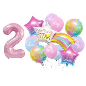 Dettaglio set palloncini 2 compleanno con stelle macaron e tema arcobaleno magico