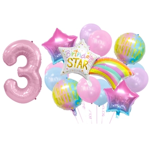 Dettaglio set 3° compleanno con numero 3 rosa e palloncini in foil a stella arcobaleno