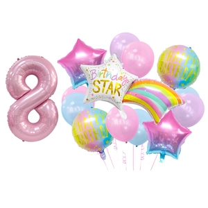 Dettaglio palloncino rosa numero 8 con stelle arcobaleno per decorazione festa compleanno