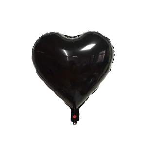 Détail d'un ballon en aluminium noir en forme de cœur avec un fini métallique pour mariages
