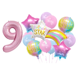 Dettaglio di palloncini pastello per il 9° compleanno con accenti di arcobaleno e stelle