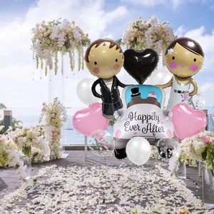 Décor de mariage avec ballon voiture Happily Ever After et ballons cœurs