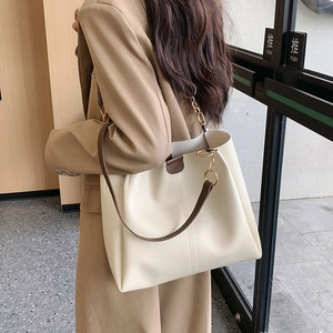 Elegante bolso tote crema de gran capacidad con correas marrones y cadena dorada