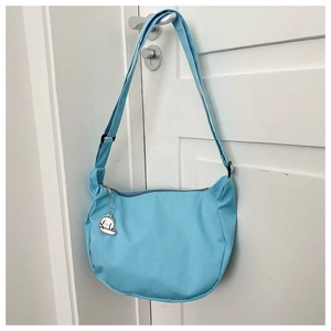 Sac croissant bleu ciel en nylon avec bandoulière ajustable et pendentif cartoon
