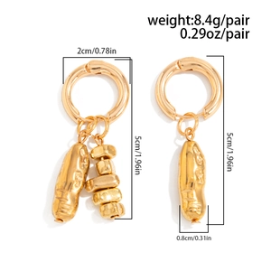 Détails des boucles d'oreilles asymétriques cacahuètes dorées avec cotes et poids