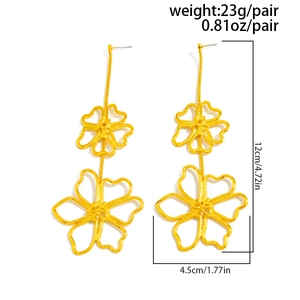 Detailed view of gold flower earrings showing dimensions 12cm length and 23g weight