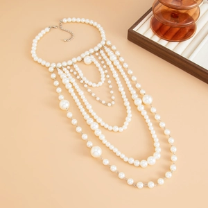 Detail van meerlaagse parelketting voor het lichaam met zilveren schakels en sluiting