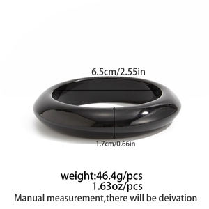 Detailed size specifications for the glossy black resin bangle with dimensions and weight