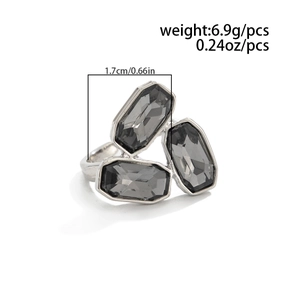 Detail view of a 6.9g geometric silver ring featuring three dark gray acrylic stones