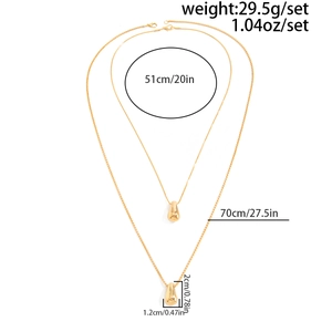 Détails de taille pour ces colliers superposés dorés avec pendentifs en goutte