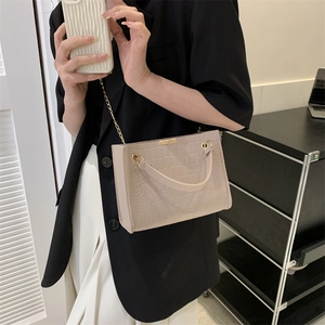 Borsa a tracolla beige minimalista con motivo a coccodrillo e catena dorata per uno stile casual