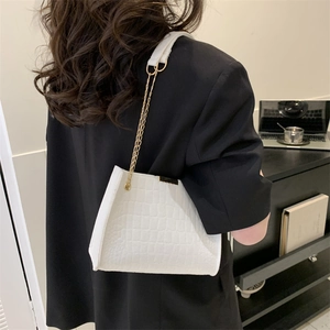 Borsa a spalla chic in finta pelle di coccodrillo avorio con elegante catena dorata