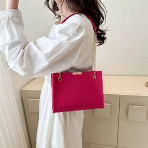Borsa a tracolla fucsia minimalista con catena dorata e trama a coccodrillo goffrata