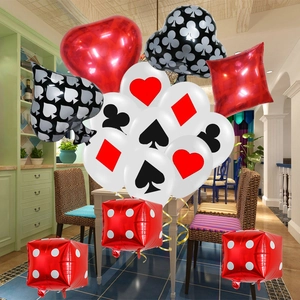 Detalle de decoraciones de póquer con globos de palos y dados tridimensionales