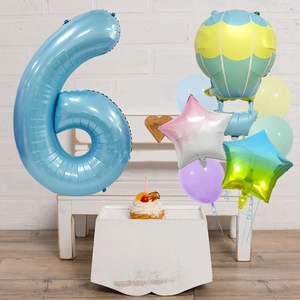 Détail de ballons macarons avec chiffre 6 géant et montgolfière pour fête d'anniversaire