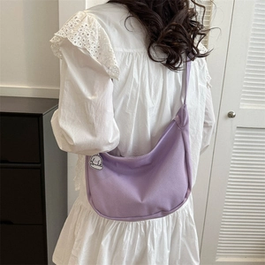 Sac fourre-tout croissant violet minimaliste avec badge chiot mignon et bandoulière fine