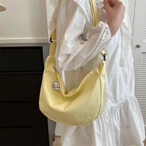 Sac fourre-tout demi-lune en toile jaune clair avec pendentif chiot pour femme