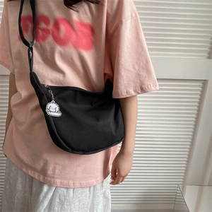 Sac fourre-tout noir minimaliste en toile avec un joli pendentif de chien blanc