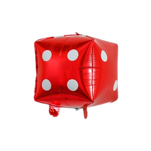 Detalle de globo de papel de aluminio de dado rojo para decoración de fiesta de póker