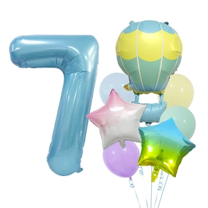 Détails du kit de ballons macaron avec chiffre 7 bleu, montgolfière et étoiles