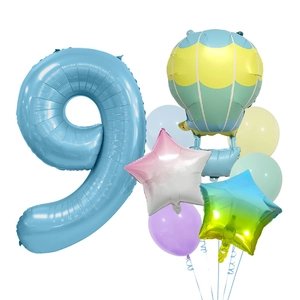 Détail du set de ballons macaron avec un grand ballon chiffre 9 bleu clair en aluminium