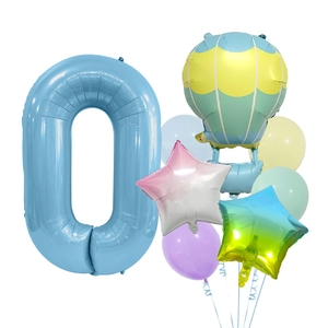 Détail de ballon montgolfière macaron et ballon aluminium chiffre 0 bleu pour fête