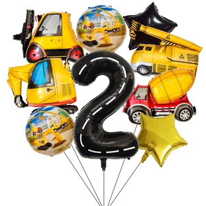 Dettaglio set di palloncini veicoli da cantiere con un grande palloncino nero numero due