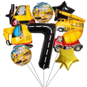Dettaglio del palloncino numero 7 e set di veicoli da cantiere per il 7 compleanno
