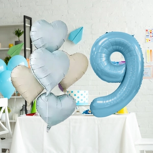 Détail du ballon chiffre 9 bleu nacré de 40 pouces avec ballons en cœur assortis