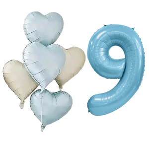 Détail du ballon chiffre 9 bleu nacré et cœurs de 40 pouces pour décoration
