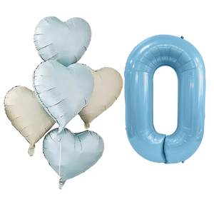 Vue détaillée du ballon chiffre 0 bleu nacré et des ballons en cœur pour fête