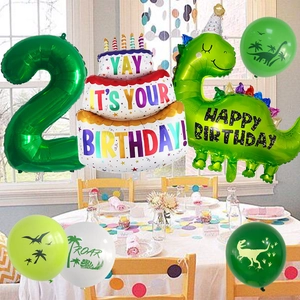 Détail kit anniversaire dinosaure avec ballon chiffre 2, gâteau et ballons en aluminium