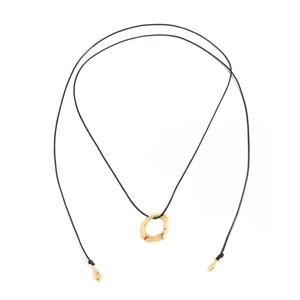 Collar largo minimalista con colgante dorado irregular y puntas metálicas elegantes