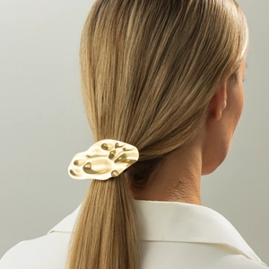 Élastique à cheveux doré géométrique irrégulier avec texture métal liquide sur queue de cheval