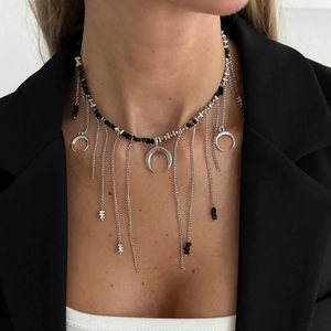 Détail du collier bohème avec pendentifs lune argentée et franges de perles noires fines