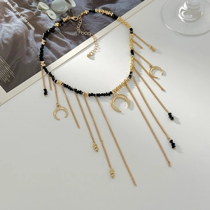 Détails des pendentifs lune gothiques avec pompons dorés et tour de cou perlé noir
