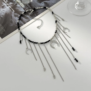 Collier gothique avec pendentifs lune, perles noires et chaînes à franges argentées