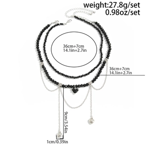 Vue détaillée du collier de perles noires et pendentif coeur avec mesures