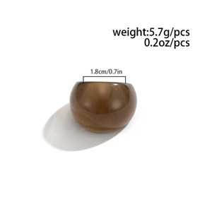 Brauner transparenter Harzring im Detail mit 1,8 cm Innendurchmesser und 5,7 g Gewicht