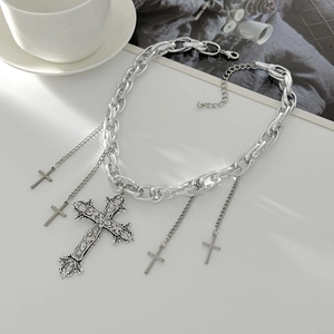Detail der silbernen Punk-Kette mit Vintage-Kreuzanhängern und Quasten-Ketten