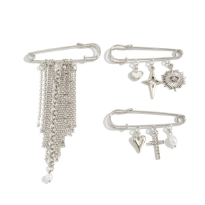 Set di spille d'argento con ciondoli a croce a cuore e nappe di perle eleganti