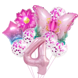 Détail de ballons papillon dégradé rose et chiffre 4 avec ballons de baudruche à confettis
