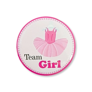 Détail du badge de baby shower Team Girl rose avec illustration tutu et pois