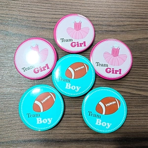 Lot de badges Gender Reveal Party avec motifs Team Boy et Team Girl sur fond bois
