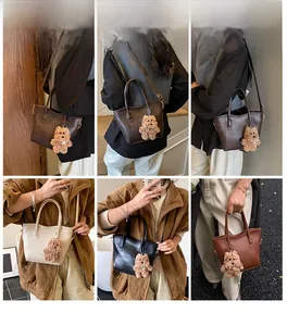 Collage di borse sottobraccio da donna in marrone, beige e nero con ciondolo a orso