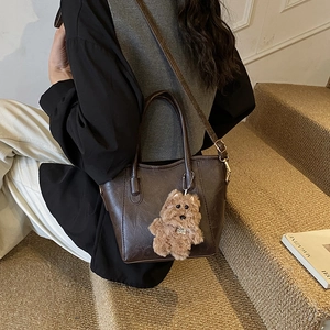 Borsa tote marrone scuro con ciondolo a forma di orso, stile casual ed elegante ideale
