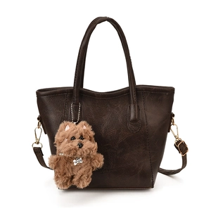 Borsa tote minimalista in ecopelle marrone caffè con ciondolo a forma di cagnolino