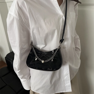 Elegante borsa hobo nera con catena a ciondoli a stella e cuore e tracolla regolabile