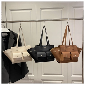 Borsa tote retrò capiente con tasche frontali nei colori bianco, nero e marrone