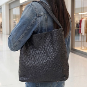 Sac hobo en cuir tressé noir à grande capacité avec motif intrecciato élégant